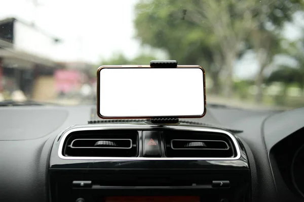 車のモックアップ上のスマートフォン — ストック写真