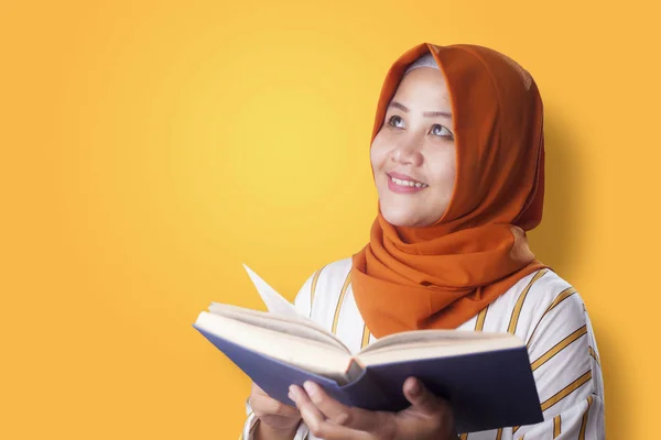 Kniha čtení muslimské podnikatelka — Stock fotografie