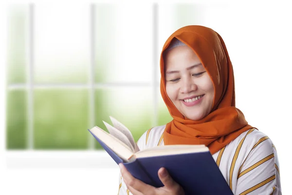 Kniha čtení muslimské podnikatelka — Stock fotografie