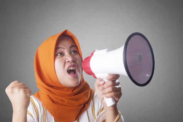 Ασιατική γυναίκα φωνάζει με μεγάφωνο — Φωτογραφία Αρχείου