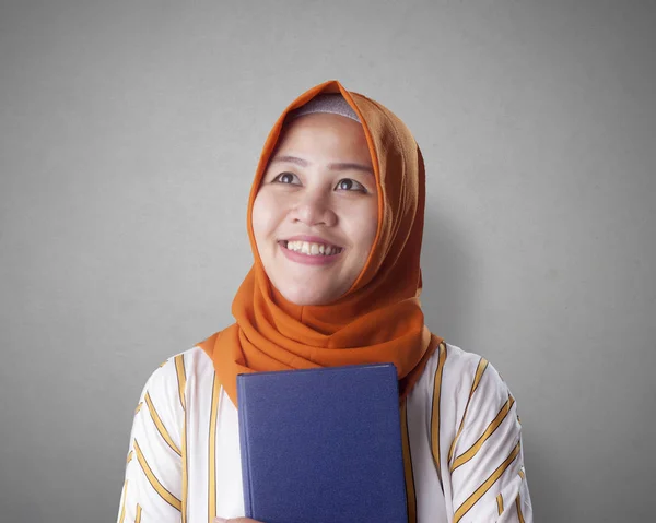 Мусульманська підприємець читання книги — стокове фото