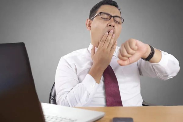 Cansado sonolento asiático empresário tendo sobrecarregado — Fotografia de Stock