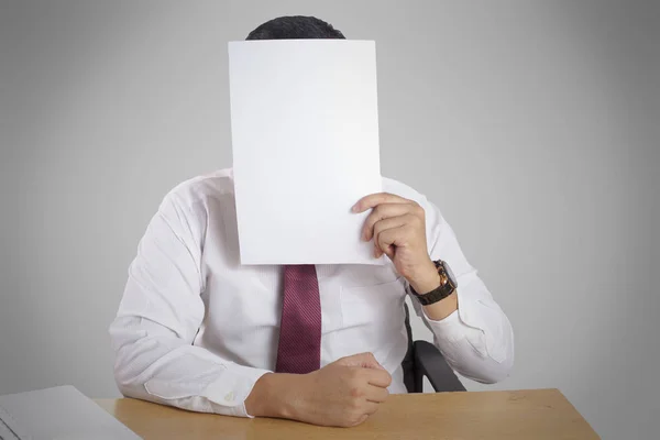 Zakenman met blanco papieren masker bedekt zijn gezicht — Stockfoto