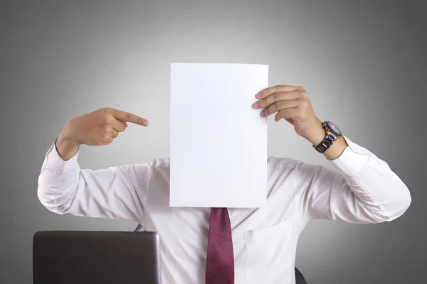Empresário com máscara de papel em branco cobrindo seu rosto — Fotografia de Stock