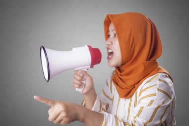 Genç Businesswoman öfkeli, megafon kullanarak çığlık