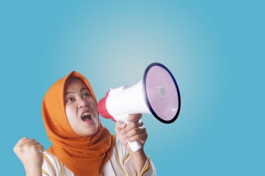 Asyalı kadın megafon ile bağırarak