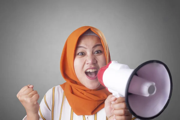 Mulher asiática gritando com megafone — Fotografia de Stock