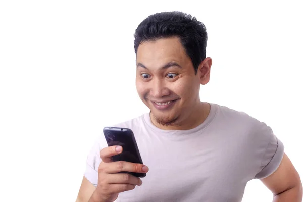 Chockad lycklig Man tittar på smartphone — Stockfoto
