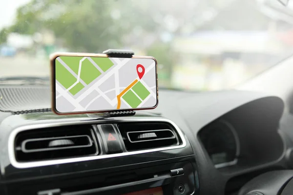 Carte GPS Navigation sur le téléphone intelligent pendant la conduite d'une voiture — Photo