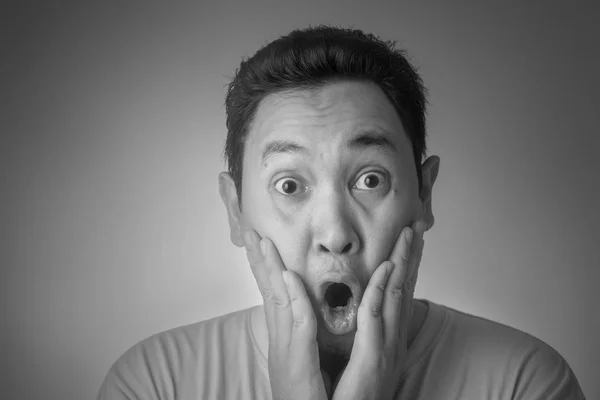 Ásia homem chocado com boca aberto — Fotografia de Stock