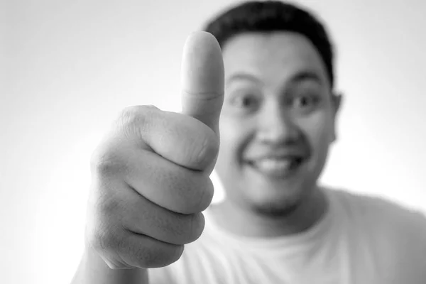 Jonge man tonen thumbs up gebaar OK teken — Stockfoto