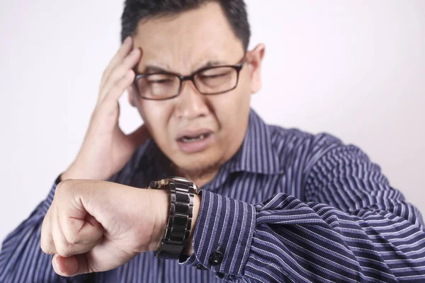 Asiatische Geschäftsmann besorgt durch Zeit, Terminstress bei der Arbeit — Stockfoto