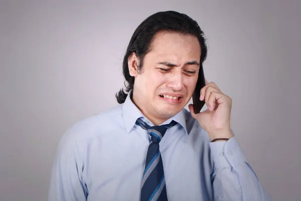 Mladý muži plačící za účelem získání špatných zpráv na telefonu — Stock fotografie