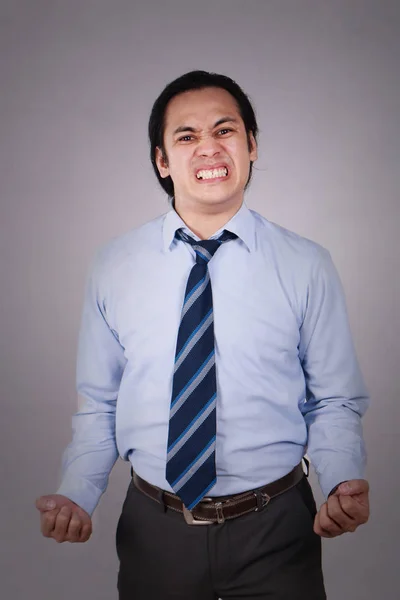 若いアジアのビジネスマン怒った表情 — ストック写真