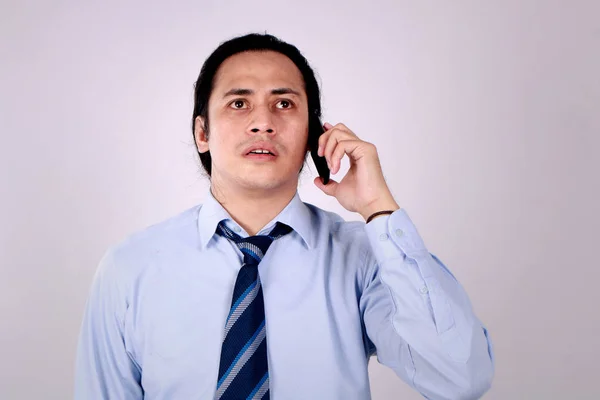Fiatal ember beszélő-ra telefon, megdöbbentő aggódó kifejezés — Stock Fotó