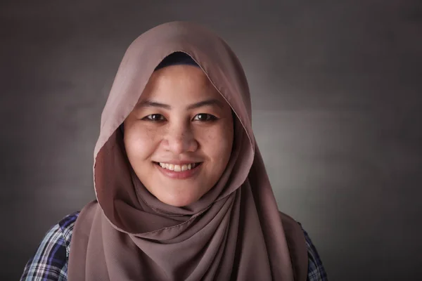 Retrato de senhora muçulmana asiática sorrindo — Fotografia de Stock