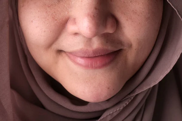 Portret van Aziatische moslim dame glimlachend — Stockfoto