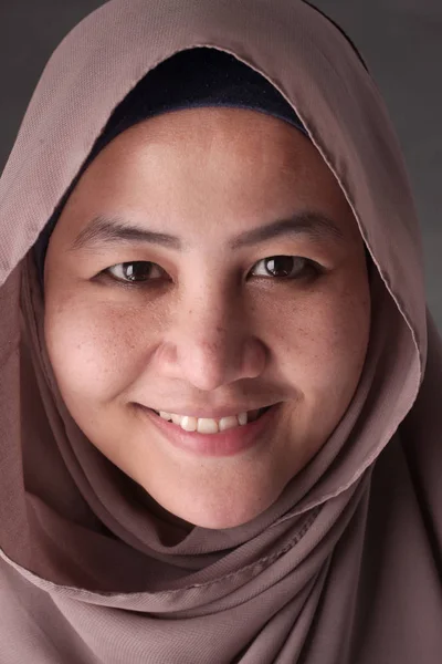 Portret Asian Muslim Lady uśmiechnięty — Zdjęcie stockowe