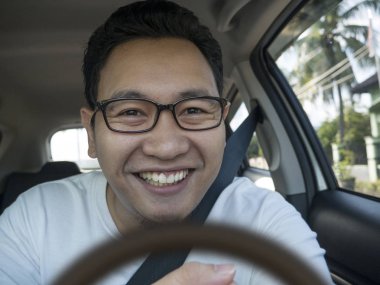 Gülümseyen Mutlu Erkek Sürücü