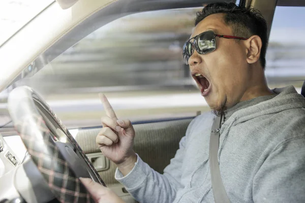 Concepto de conductor temperamental, hombre enojado que acelera peligrosamente —  Fotos de Stock