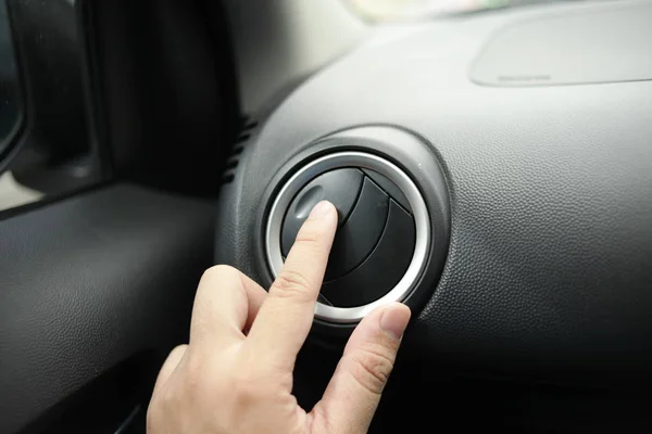 車内のエアコンの調整 — ストック写真
