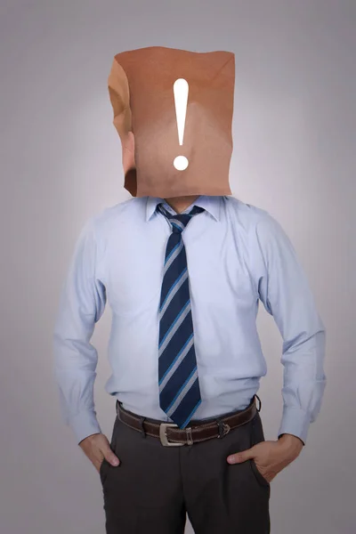 Yüzünü kaplayan Punctutation maske ile işadamı — Stok fotoğraf