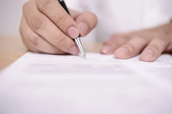 Бізнесмен підписання контракту — стокове фото