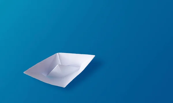 Mavi Arka Plan Üzerine Beyaz Origami Kağıt Tekne — Stok fotoğraf