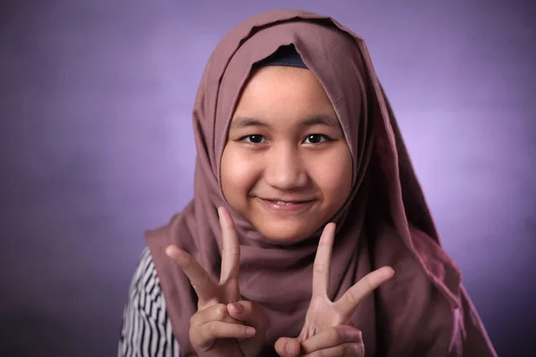 Menina muçulmana feliz — Fotografia de Stock