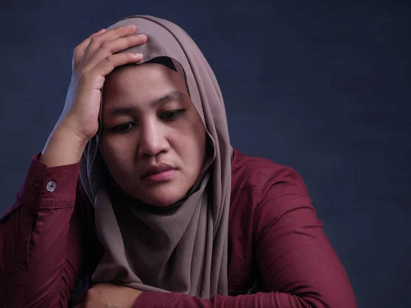 Wanita Muslim yang menyedihkan. — Stok Foto