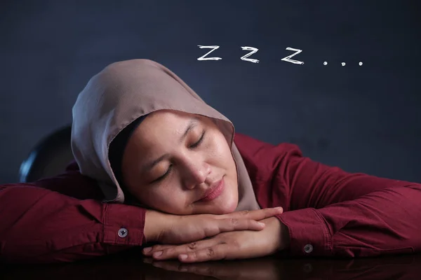 Jovem Empresária Cansada, Adormecendo no Trabalho e Sonhando — Fotografia de Stock