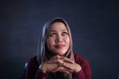 Düşünme Ifadesi ile Müslüman kadın