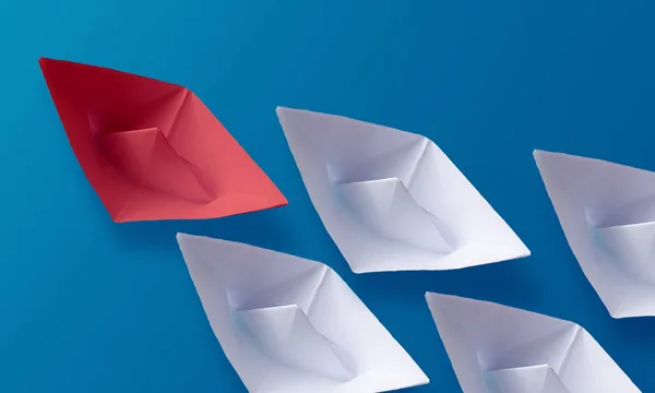 Concepto de Liderazgo, Red Origami Paper Boat Leading Group of Whit — Foto de Stock