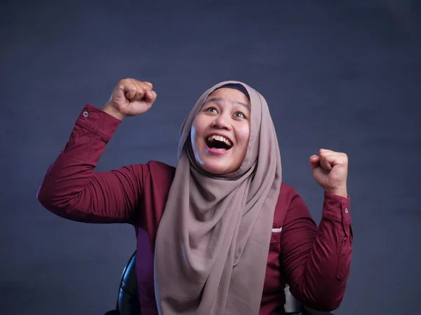 Moslim Lady glimlachend met het winnen van gebaar — Stockfoto