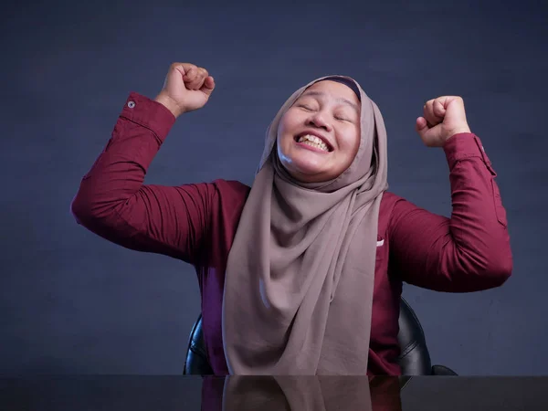 Muslimský dáma usmívající se Vítězné gesto — Stock fotografie