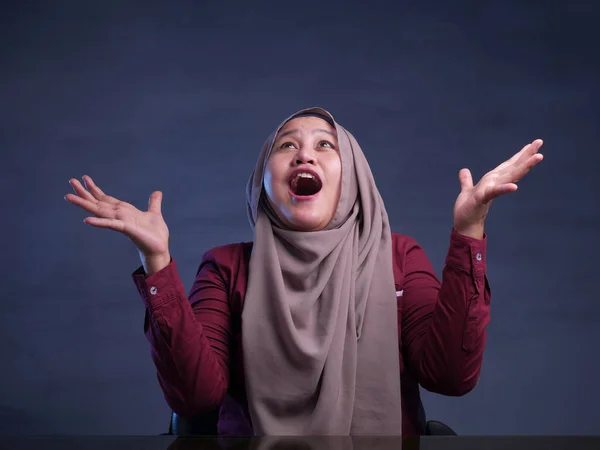 Mulher Muçulmana Feliz Mostra Ganhar Gesto Saudando Algo — Fotografia de Stock