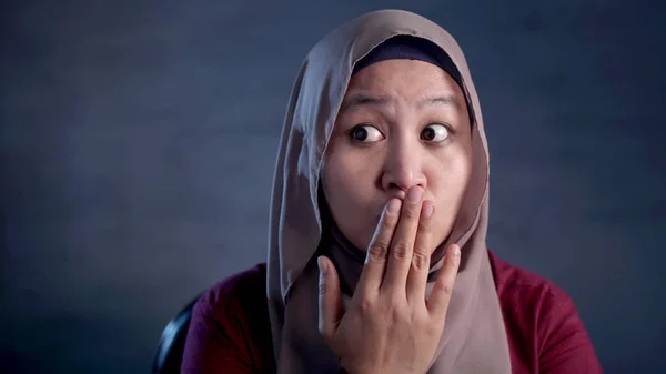 Мусульманская леди шокирована и закрывает рот — стоковое фото