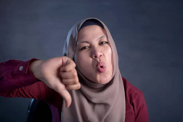 Musulmana dama muestra pulgares hacia abajo gesto, expresión decepcionada — Foto de Stock
