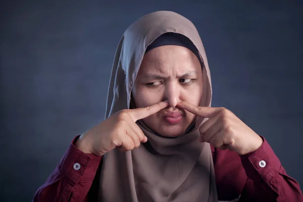 Aranyos ázsiai muszlim hölgy közelíti az orrát — Stock Fotó