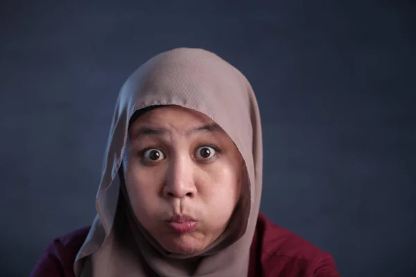Mulher muçulmana soprando ou soprando bochecha — Fotografia de Stock