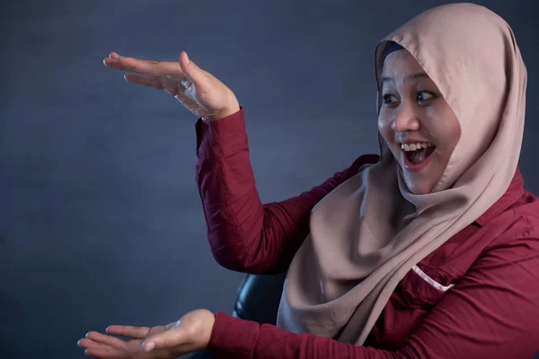 Muzułmańska dama prezentując coś na swojej stronie z kopią Space — Zdjęcie stockowe