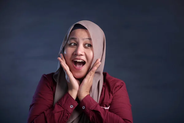 행복한 무슬림 여자 생각 표정으로 미소 — 스톡 사진