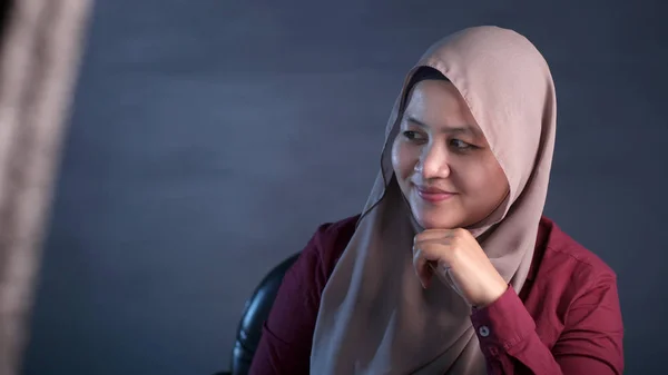 Mujer musulmana feliz sonriendo con expresión de pensamiento —  Fotos de Stock