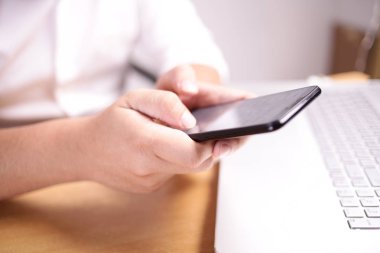 İşadamı Holding ve akıllı telefon kullanma