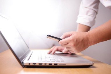 Akıllı telefon ve dizüstü kullanarak iş adamı