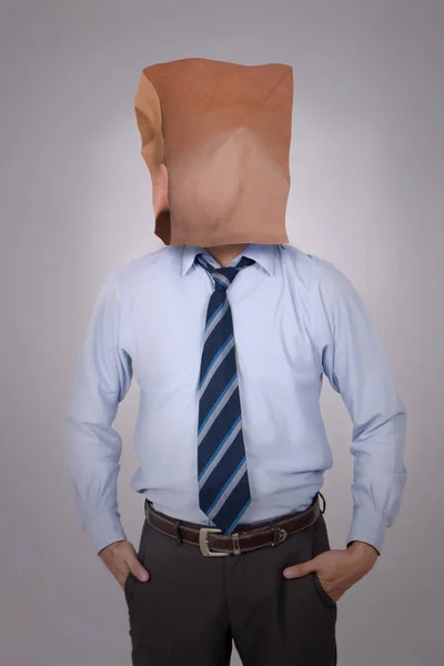Empresário com máscara de papel em branco cobrindo seu rosto — Fotografia de Stock
