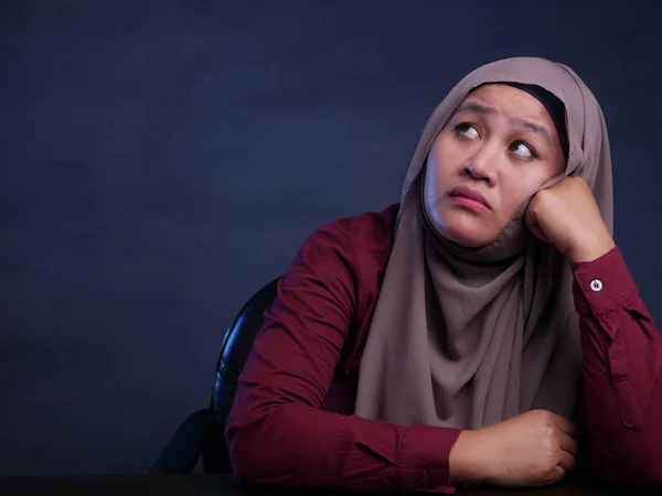 Moslim vrouw met Thnking expressie — Stockfoto