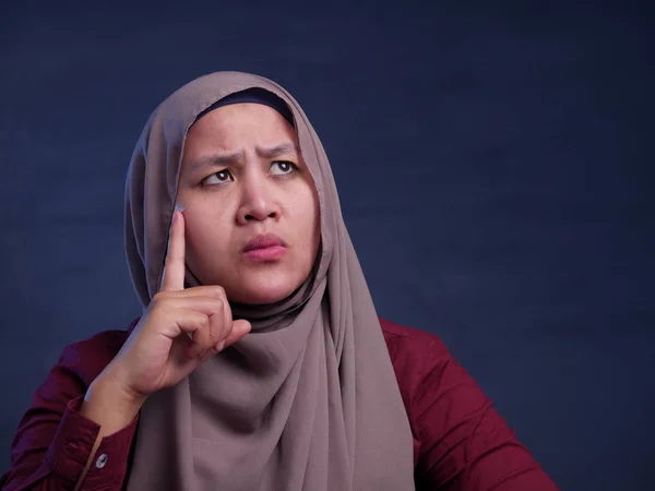 Moslim vrouw met Thnking expressie — Stockfoto
