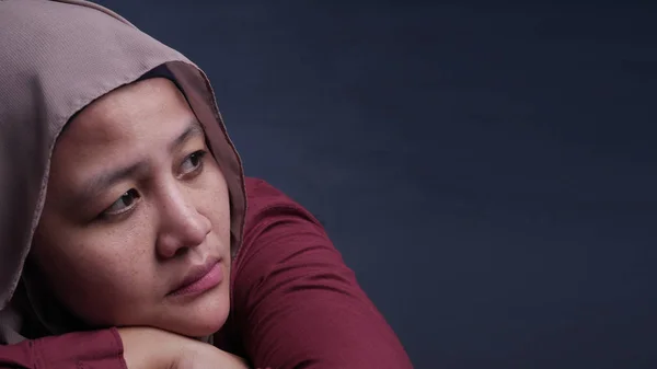悲しい落ち込んだイスラム教徒の女性 — ストック写真