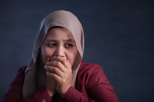 Smutna depresja muzułmańska kobieta — Zdjęcie stockowe